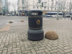 În centrul capitalei vor fi instalate noi coșuri stradale pentru colectarea deșeurilor